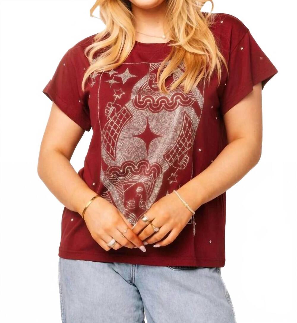 NEW QUEEN OF SPARKLES scattered jewel card logo tee in maroon